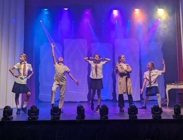 Finale song finale pose after a performance. Kids performing arts classes with evoke performing arts academy onstage performance.